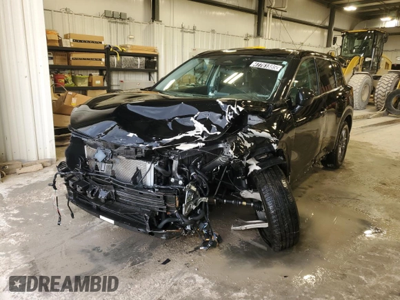 2023 Nissan Rogue S z VIN 5N1BT3AB1PC748956, wystawiony jako Copart lot #47761885 z przebiegiem 43 134 mil mil oraz Czysty tytuł • Clean title. Historia ofert i sprzedaży dostępna na DreamBid. Obrazek 1.
