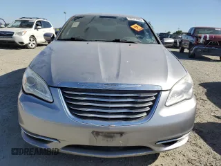 2014 Chrysler 200 Touring z VIN 1C3CCBBG7EN106809, wystawiony jako Copart lot #56371805 z przebiegiem 114 226 mil mil oraz Czysty tytuł • Clean title. Historia ofert i sprzedaży dostępna na DreamBid. Obrazek 5.
