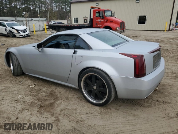 2005 Cadillac XLR z VIN 1G6YV34AX55603706, wystawiony jako Copart lot #81643824 z przebiegiem 84 951 mil mil oraz Czysty tytuł • Clean title. Historia ofert i sprzedaży dostępna na DreamBid. Obrazek 2.