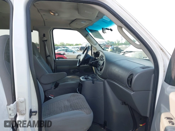 2004 Ford Econoline Passenger XL z VIN 1FBSS31L84HA63095, wystawiony jako IAAI lot #42391132 z przebiegiem 158 587 mil mil oraz . Historia ofert i sprzedaży dostępna na DreamBid. Obrazek 5.