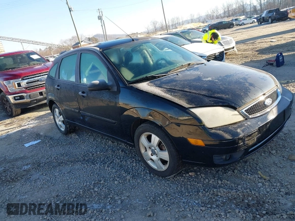 2006 Ford Focus S z VIN 1FAHP37N46W256803, wystawiony jako IAAI lot #41321856 z przebiegiem 99 657 mil mil oraz . Historia ofert i sprzedaży dostępna na DreamBid. Obrazek 1.