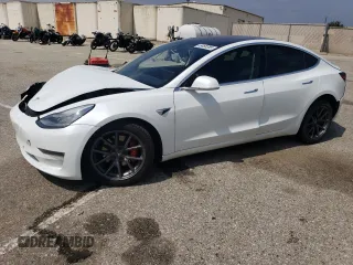 2018 Tesla Model 3 Long Range Battery z VIN 5YJ3E1EB4JF085278, wystawiony jako Copart lot #55468385 z przebiegiem 101 902 mil mil oraz Szkody całkowita. Historia ofert i sprzedaży dostępna na DreamBid. Obrazek 1.