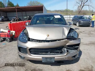 2016 Porsche Cayenne z VIN WP1AA2A2XGKA15096, wystawiony jako IAAI lot #41868566 z przebiegiem 93 640 mil mil oraz . Historia ofert i sprzedaży dostępna na DreamBid. Obrazek 13.