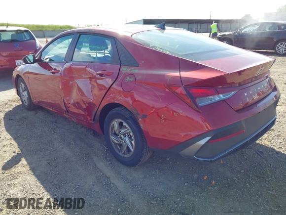 2025 Hyundai Elantra SE z VIN KMHLL4DG6SU864299, wystawiony jako IAAI lot #42024320 z przebiegiem 5 723 mil mil oraz . Historia ofert i sprzedaży dostępna na DreamBid. Obrazek 3.