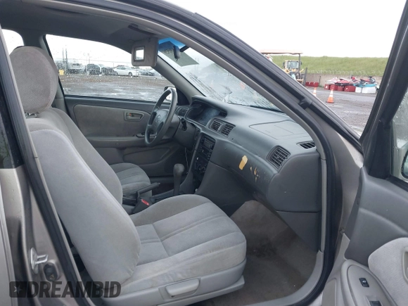 2000 Toyota Camry CE z VIN 4T1BG22K3YU691054, wystawiony jako IAAI lot #41896526 z przebiegiem 303 993 mil mil oraz . Historia ofert i sprzedaży dostępna na DreamBid. Obrazek 5.