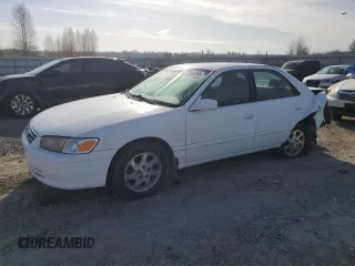 2000 Toyota Camry CE with VIN JT2BG22K0Y0470743, listed as a Copart auction lot 51980385 with 300,464 mi miles and Salvage Title. Bid and sale history available at carsss.com. Image 1.