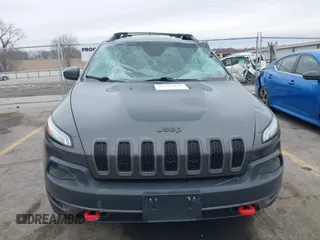 2015 Jeep Cherokee Trailhawk with VIN 1C4PJMBS0FW668730, listed as a IAAI auction lot 41462037 with 83,454 mi miles. Bid and sale history available at carsss.com. Image 12.