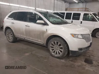 2014 Lincoln MKX with VIN 2LMDJ8JK8EBL19889, listed as a IAAI auction lot 41920271 with 180,638 mi miles. Bid and sale history available at carsss.com. Image 1.