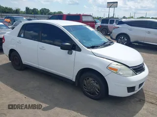 2010 Nissan Versa S z VIN 3N1BC1AP2AL386140, wystawiony jako IAAI lot #42394579 z przebiegiem 260 761 mil mil oraz . Historia ofert i sprzedaży dostępna na DreamBid. Obrazek 1.