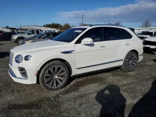 2022 Bentley Bentayga V8 z VIN SJAAM2ZVXNC012070, wystawiony jako Copart lot #45564595 z przebiegiem 13 707 mil mil oraz Tytuł czysty. Historia ofert i sprzedaży dostępna na DreamBid. Obrazek 1.