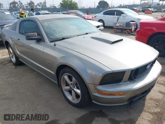 2008 Ford Mustang GT Deluxe z VIN 1ZVHT82H585183161, wystawiony jako IAAI lot #42421278 z przebiegiem 211 972 mil mil oraz . Historia ofert i sprzedaży dostępna na DreamBid. Obrazek 1.