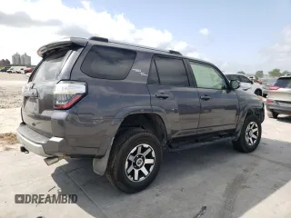 2018 Toyota 4Runner SR5 z VIN JTEBU5JR6J5485820, wystawiony jako Copart lot #57053075 z przebiegiem Nie podano mil oraz Szkoda całkowita • Salvage title. Historia ofert i sprzedaży dostępna na DreamBid. Obrazek 3.