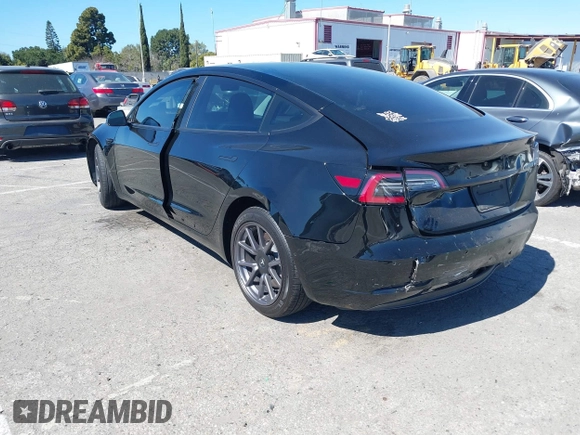 2019 Tesla Model 3 Mid Range z VIN 5YJ3E1EA5KF306816, wystawiony jako IAAI lot #41710916 z przebiegiem 76 222 mil mil oraz . Historia ofert i sprzedaży dostępna na DreamBid. Obrazek 3.