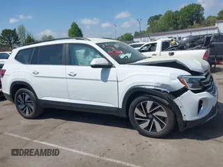 2024 Volkswagen Atlas SE z VIN 1V2HR2CA7RC532493, wystawiony jako IAAI lot #41970251 z przebiegiem 32 124 mil mil oraz . Historia ofert i sprzedaży dostępna na DreamBid. Obrazek 13.