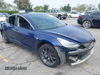 2020 Tesla Model 3 Standard Range Plus z VIN 5YJ3E1EA8LF785010, wystawiony jako IAAI lot #42130951 z przebiegiem 90 072 mil mil oraz . Historia ofert i sprzedaży dostępna na DreamBid. Obrazek 1.