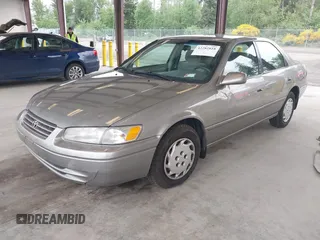 1998 Toyota Camry LE z VIN JT2BG22KXW0157647, wystawiony jako IAAI lot #42282818 z przebiegiem 267 681 mil mil oraz . Historia ofert i sprzedaży dostępna na DreamBid. Obrazek 2.