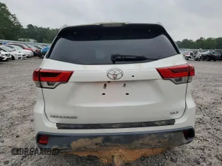 2018 Toyota Highlander SE z VIN 5TDKZRFH1JS543131, wystawiony jako Copart lot #59556625 z przebiegiem Nie podano mil oraz Szkoda całkowita • Salvage title. Historia ofert i sprzedaży dostępna na DreamBid. Obrazek 6.