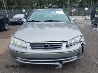 2001 Toyota Camry CE z VIN 4T1BG22K31U097733, wystawiony jako IAAI lot #42276687 z przebiegiem 180 357 mil mil oraz . Historia ofert i sprzedaży dostępna na DreamBid. Obrazek 12.