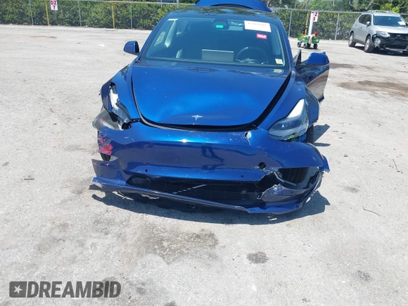 2022 Tesla Model 3 Long Range z VIN 5YJ3E1EB6NF106038, wystawiony jako IAAI lot #42214585 z przebiegiem 40 667 mil mil oraz . Historia ofert i sprzedaży dostępna na DreamBid. Obrazek 6.