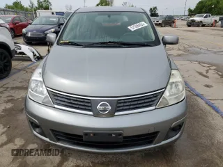 2009 Nissan Versa S z VIN 3N1BC13E59L355648, wystawiony jako Copart lot #57396955 z przebiegiem 67 768 mil mil oraz Szkoda całkowita • Salvage title. Historia ofert i sprzedaży dostępna na DreamBid. Obrazek 5.