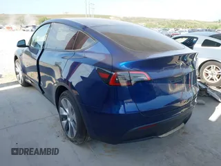 2022 Tesla Model Y Long Range z VIN 7SAYGAEE2NF364733, wystawiony jako IAAI lot #42290231 z przebiegiem 33 907 mil mil oraz . Historia ofert i sprzedaży dostępna na DreamBid. Obrazek 3.