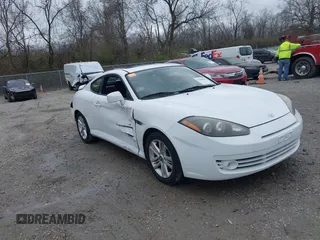 2008 Hyundai Tiburon GS z VIN KMHHM66D58U283273, wystawiony jako IAAI lot #41900097 z przebiegiem 154 013 mil mil oraz . Historia ofert i sprzedaży dostępna na DreamBid. Obrazek 1.