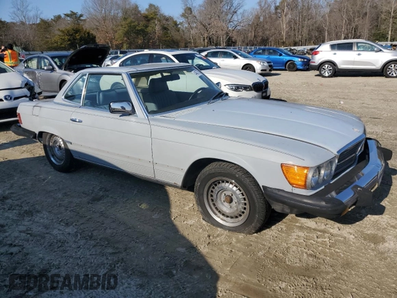 1983 Mercedes-Benz 380 SL z VIN WDBBA45AXDB027231, wystawiony jako Copart lot #44577535 z przebiegiem 117 712 mil mil oraz Czysty tytuł • Clean title. Historia ofert i sprzedaży dostępna na DreamBid. Obrazek 4.