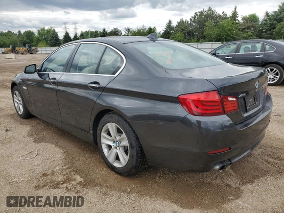 2013 BMW 5 Series 528i xDrive z VIN WBAXH5C59DD112318, wystawiony jako Copart lot #57650125 z przebiegiem 106 189 mil mil oraz Szkoda całkowita • Salvage title. Historia ofert i sprzedaży dostępna na DreamBid. Obrazek 2.