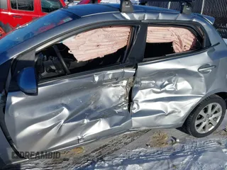 2013 Mazda 2 Touring z VIN JM1DE1LYXD0153291, wystawiony jako IAAI lot #41671574 z przebiegiem Nie podano mil oraz . Historia ofert i sprzedaży dostępna na DreamBid. Obrazek 6.