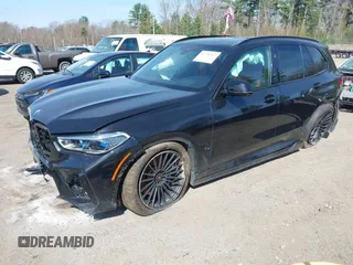 2021 BMW X5 M z VIN 5YMJU0C08M9F36288, wystawiony jako IAAI lot #42130767 z przebiegiem 44 225 mil mil oraz . Historia ofert i sprzedaży dostępna na DreamBid. Obrazek 2.