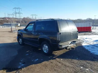 1998 Chevrolet Tahoe with VIN 3GNEK18R5WG130358, listed as a IAAI auction lot 41428005 with 218,513 mi miles. Bid and sale history available at carsss.com. Image 3.