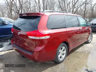 2011 Toyota Sienna LE AAS with VIN 5TDKK3DC7BS007097, listed as a IAAI auction lot 41802056 with 170,471 mi miles. Bid and sale history available at carsss.com. Image 4.