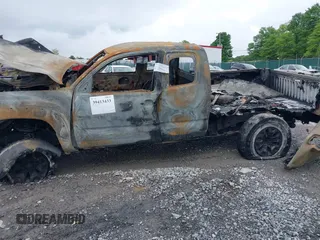 2015 Toyota Tacoma z VIN 5TFUX4EN3FX036158, wystawiony jako IAAI lot #39413433 z przebiegiem 126 878 mil mil oraz . Historia ofert i sprzedaży dostępna na DreamBid. Obrazek 6.