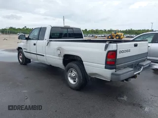 2000 Dodge 2500 z VIN 3B7KC23Z3YG106911, wystawiony jako IAAI lot #42250441 z przebiegiem 162 349 mil mil oraz . Historia ofert i sprzedaży dostępna na DreamBid. Obrazek 3.