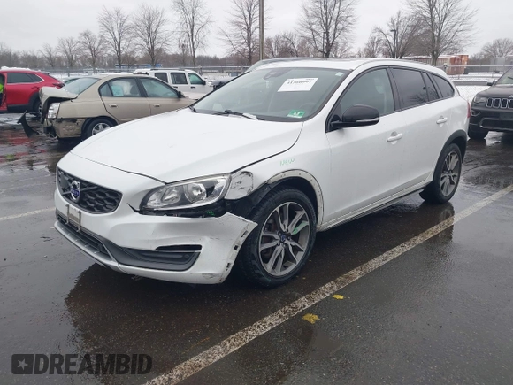 2015 Volvo V60 Cross Country T5 with VIN YV4612HK1F1001764, listed as a IAAI auction lot 41560997 with 69,888 mi miles. Bid and sale history available at carsss.com. Image 17.
