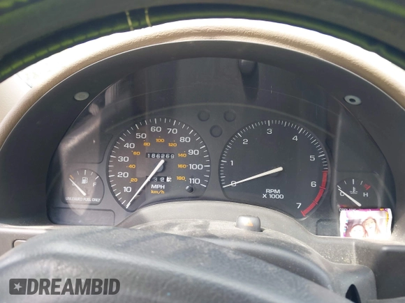 1997 Saturn SC z VIN 1G8ZE1285VZ125476, wystawiony jako IAAI lot #41832482 z przebiegiem 186 269 mil mil oraz . Historia ofert i sprzedaży dostępna na DreamBid. Obrazek 7.