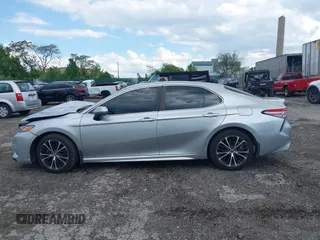 2018 Toyota Camry LE z VIN 4T1B11HK8JU649942, wystawiony jako IAAI lot #42194030 z przebiegiem 54 687 mil mil oraz . Historia ofert i sprzedaży dostępna na DreamBid. Obrazek 14.