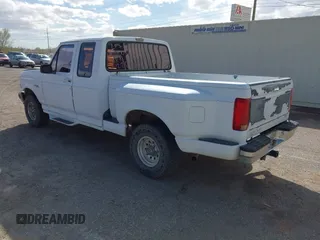 1993 Ford F-150 z VIN 1FTEX14H5PKA70504, wystawiony jako IAAI lot #41700760 z przebiegiem 208 794 mil mil oraz . Historia ofert i sprzedaży dostępna na DreamBid. Obrazek 3.