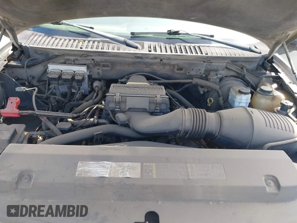 2005 Ford Expedition Special Service with VIN 1FMPU15595LA67565, listed as a IAAI auction lot 41723035 with 106,512 mi miles. Bid and sale history available at carsss.com. Image 10.