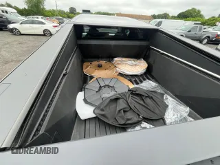2024 Tesla Cybertruck с VIN 7G2CEHED5RA016390, выставлен на аукционе Copart как лот 61904105 с пробегом 10 211 миль миль и Чистый • Clean title. История ставок и продаж доступна на DreamBid. Изображение 6.