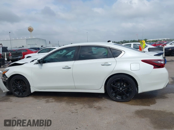 2018 Nissan Altima SR with VIN 1N4AL3AP3JC290863, listed as a IAAI auction lot 41933628 with 121,771 mi miles and . Bid and sale history available at carsss.com. Image 14.