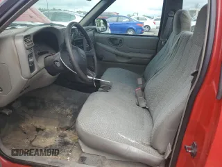 2002 GMC Sonoma SL z VIN 1GTCS145228246961, wystawiony jako Copart lot #55215355 z przebiegiem 146 068 mil mil oraz Tytuł czysty. Historia ofert i sprzedaży dostępna na DreamBid. Obrazek 7.