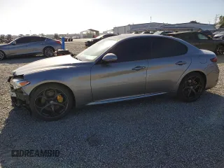 2018 Alfa Romeo Giulia Ti Sport z VIN ZARFAECN7J7576954, wystawiony jako Copart lot #57152095 z przebiegiem 80 235 mil mil oraz Szkoda całkowita • Salvage title. Historia ofert i sprzedaży dostępna na DreamBid. Obrazek 1.