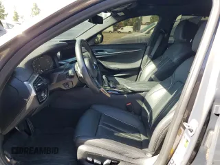 2022 BMW 5 Series M550i xDrive z VIN WBA13BK0XNCJ23778, wystawiony jako Copart lot #76946634 z przebiegiem 24 889 mil mil oraz Szkoda całkowita • Salvage title. Historia ofert i sprzedaży dostępna na DreamBid. Obrazek 7.
