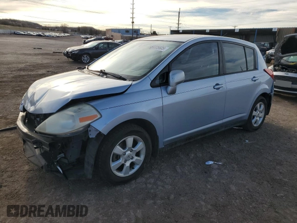 2009 Nissan Versa SL z VIN 3N1BC13E39L395999, wystawiony jako Copart lot #50225605 z przebiegiem 183 206 mil mil oraz Szkoda całkowita • Salvage title. Historia ofert i sprzedaży dostępna na DreamBid. Obrazek 1.
