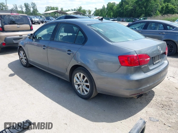 2012 Volkswagen Jetta SE z VIN 3VWDP7AJ4CM323219, wystawiony jako IAAI lot #42290353 z przebiegiem 313 663 mil mil oraz . Historia ofert i sprzedaży dostępna na DreamBid. Obrazek 3.