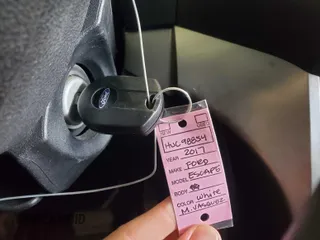 2017 Ford Escape SE z VIN 1FMCU0GD4HUC98854, wystawiony jako IAAI lot #42558269 z przebiegiem 62 975 mil mil oraz . Historia ofert i sprzedaży dostępna na DreamBid. Obrazek 31.