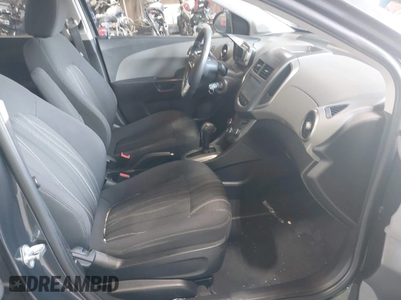 2016 Chevrolet Sonic LT z VIN 1G1JC5SH0G4170981, wystawiony jako IAAI lot #42576425 z przebiegiem 169 102 mil mil oraz . Historia ofert i sprzedaży dostępna na DreamBid. Obrazek 5.