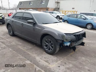 2015 Chrysler 300 Limited z VIN 2C3CCAAG9FH749040, wystawiony jako IAAI lot #41488801 z przebiegiem 101 298 mil mil oraz . Historia ofert i sprzedaży dostępna na DreamBid. Obrazek 1.