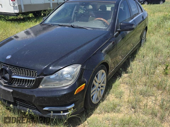 2012 Mercedes-Benz C 300 Sport z VIN WDDGF8BB3CR193809, wystawiony jako Copart lot #62795425 z przebiegiem 175 000 mil mil oraz Szkoda całkowita • Salvage title. Historia ofert i sprzedaży dostępna na DreamBid. Obrazek 2.